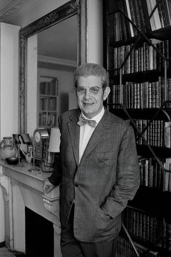 Jacques Lacan em sua biblioteca